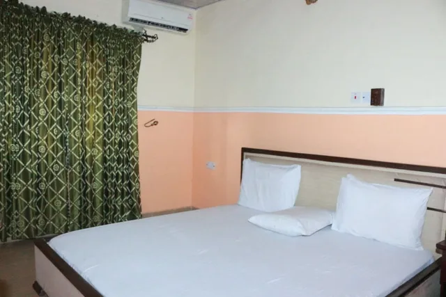 جناح تنفيذي بسرير كوين بغرفتي نوم، L & L Executive Hotels And Suites 2/2