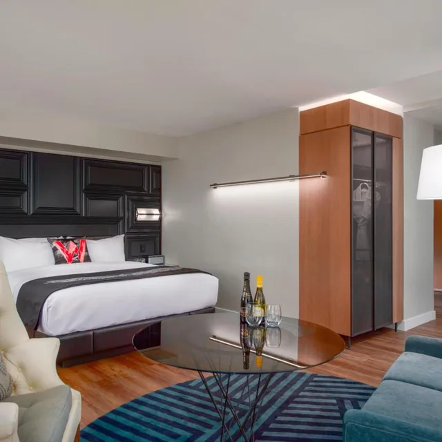 Cool, Guest Room, King Bed, Corner، W BOSTON 5/7