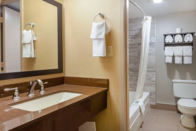 غرفة بسرير كينج مع أريكة، Best Western Summit Inn 3/3
