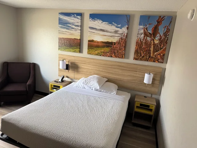 غرفة قياسية بسرير كوين، Days Inn By Wyndham Muncie -Ball State University 4/6