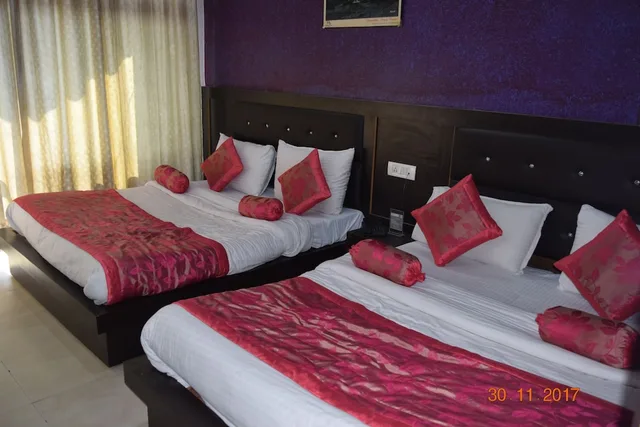 غرفة ديلوكس رباعية بسريرين مزدوجين للمدخنين، Trishul Hotel 1/2