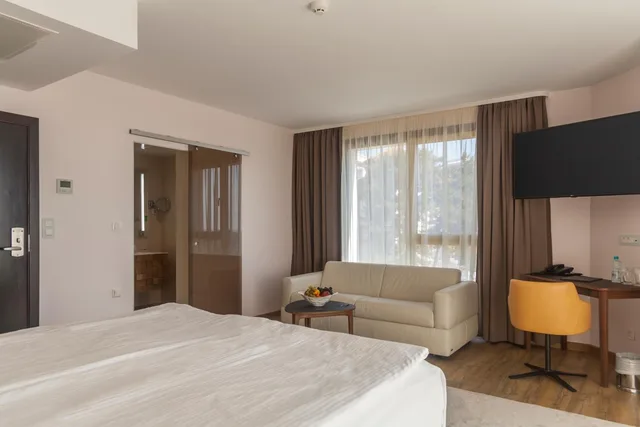 غرفة ديلوكس بإطلالة على البحر بشرفة مع أريكة، Amiral Hotel 1/10