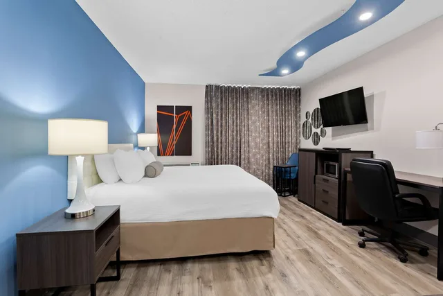جناح بسرير كينج بحوض جاكوزي، SureStay Plus by Best Western Windsor 2/6