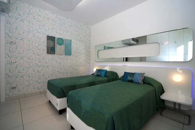 2 Bedrooms, Design, Apartment, Double and Twin Beds, Partial Lake View, Garden Area، Golfo Gabella 4/9