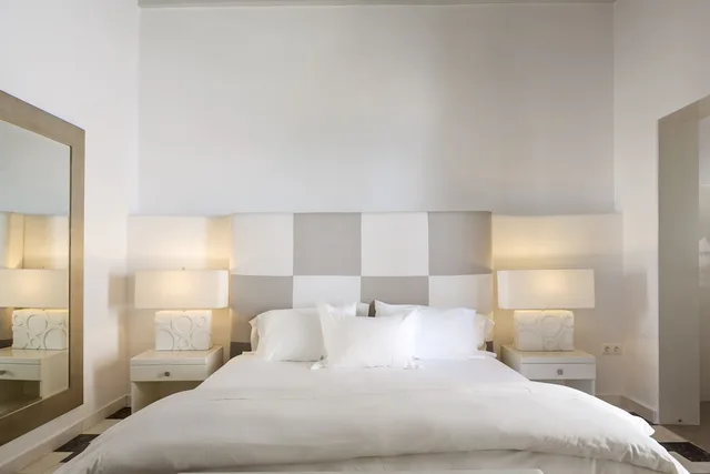 غرفة سوبيريور بسرير كينج بإطلالة جزئية على البحر، Smy Mykonos Suites Villas 1/10