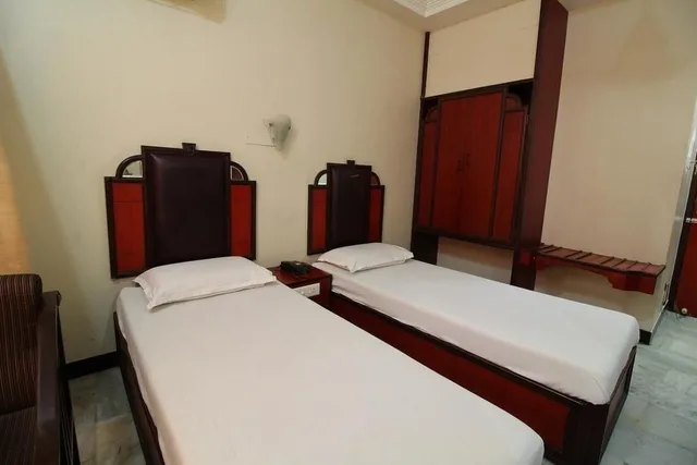 غرفة قياسية بسرير مزدوج، Hotel Naveen 2/3