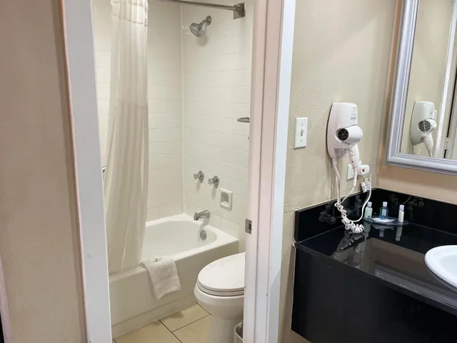 غرفة رباعية بسرير مزدوج للمدخنين، Studio6 Suites North Richland Hills, TX 2/7