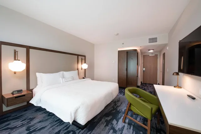 Guest Room, King Bed, Fairfield By Marriott Edmonton International Airport 3/14