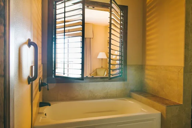 جناح بسرير كينج وسريرين مزدوجين بغرفتي نوم، Hotel Granduca Austin 6/6