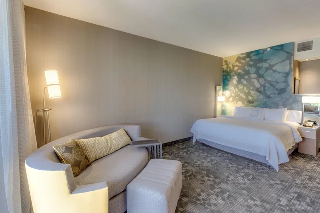 غرفة بسرير كينج بشرفة مع أريكة، Courtyard St Petersburg Clearwater Madeira Beach 2/9