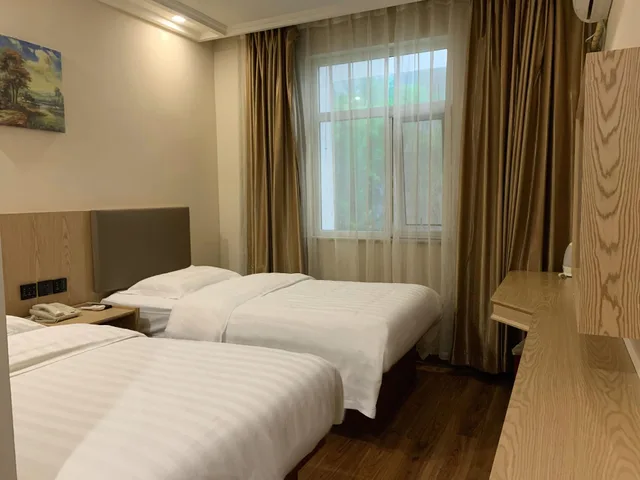 غرفة بسريرين منفصلين بشرفة، GreenTree Inn Beijing Changyang Town Jiazhou Shuijun Express Hotel 1/2