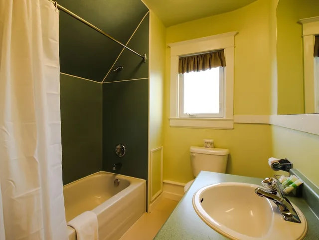 Studio, Queen Bed, James Bay Inn Hotel Suites Cottage 4/4