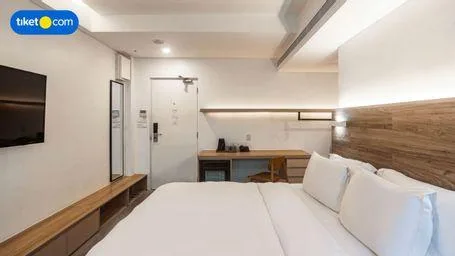 Big Sky، Lloyd's Inn Bali 1/1