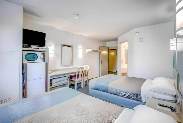 غرفة بسريرين مزدوجين، Econo Lodge Menomonie WI 3/4