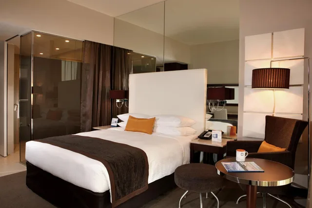 غرفة بسرير كينج وسرير كوين بإطلالة على المسبح، Centro Sharjah Rotana 3/5