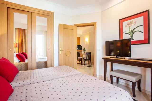 جناح بسريرين منفصلين بشرفة مع أريكة، Grupotel Playa De Palma Suites And Spa 4/6