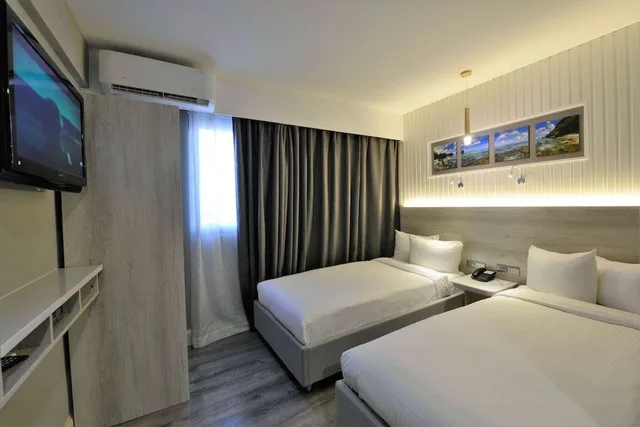 غرفة ثلاثية بسرير كوين مع أريكة، Wyndham Garden Guam 1/1