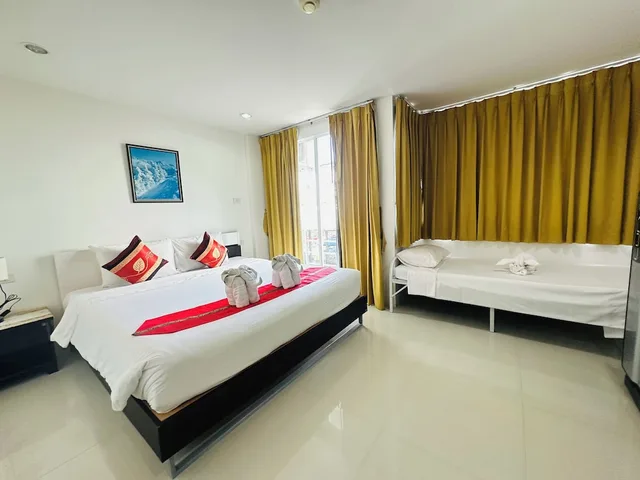 غرفة كلاسيكية بسرير مزدوج وسرير فردي بشرفة، SWISS HOUSE 3/10