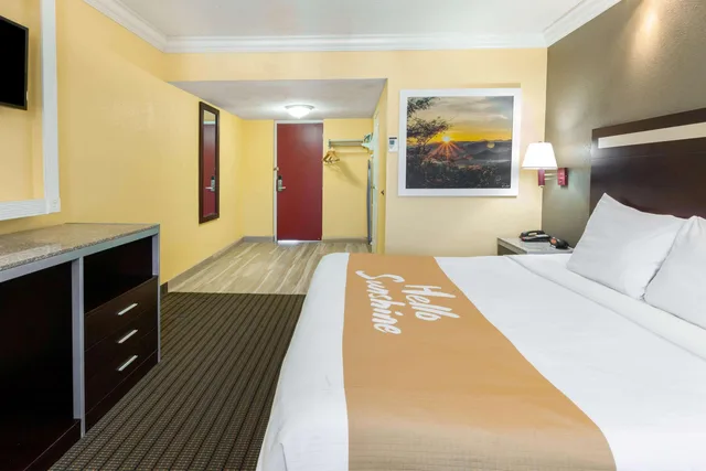 غرفة بسرير كينج للمدخنين، Days Inn by Wyndham Nanuet / Spring Valley 1/1
