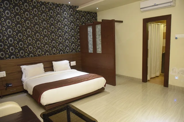 Deluxe, Queen Bed, Hotel Vir Sai 2/6