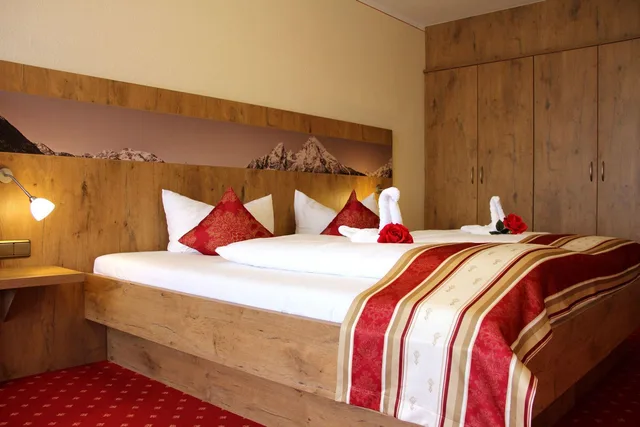 غرفة عائلية بثلاثة أسرّة بإطلالة على الجبل بغرفتي نوم، Hotel Alpina Ros Demming 1/1