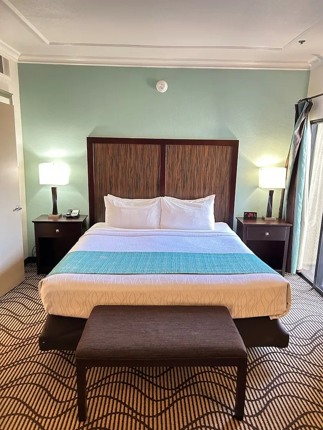 جناح ركني بسرير كينج بحوض جاكوزي، Best Western Plus Irvine Spectrum Hotel 1/3