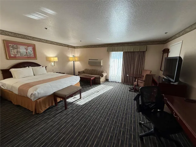 غرفة بسرير كينج بشرفة، SureStay by Best Western Sunnyvale Silicon Valley 1/2