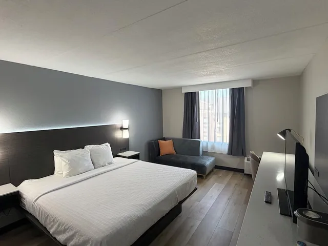 غرفة قياسية بسرير كينج بحوض استحمام لذوي الإعاقة، SureStay by Best Western Charlotte Matthews 1/8
