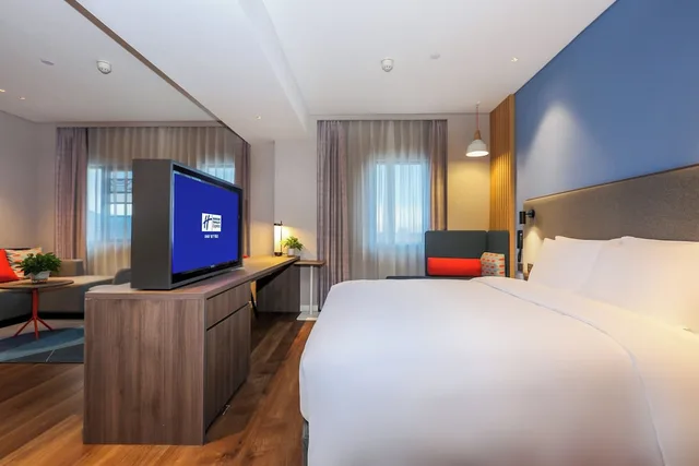 Suite, King Bed, Holiday Inn Express Jingdezhen Taoxichuan 1/2