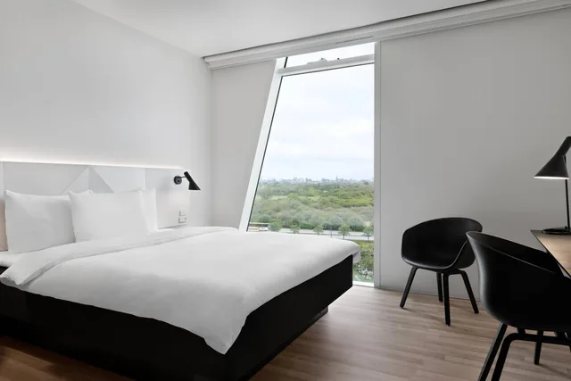 غرفة قياسية كبيرة بسرير كينج وسرير كوين بإطلالة على المدينة، AC Hotel by Marriott Bella Sky Copenhagen 1/6