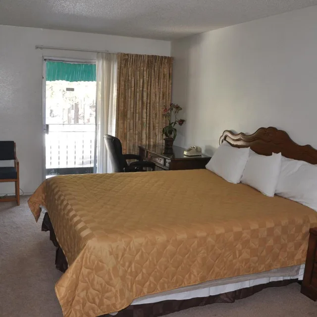 Room, King Bed, Cedar Inn & Suites 2/7