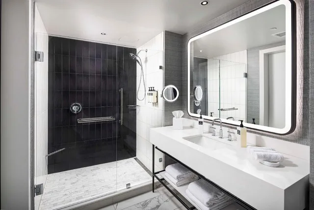 Guest Room, 2 Queen Beds, Wellness Level، Signia by Hilton Atlanta Georgia World Congress Center 3/3