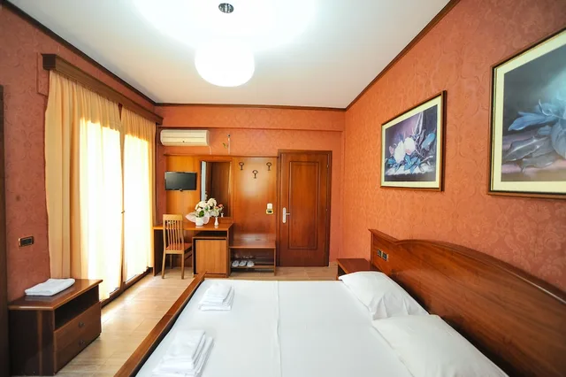 غرفة قياسية ثلاثية بسرير مزدوج وسرير فردي، Iliria Internacional Hotel 2/3