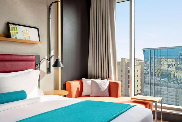 غرفة قياسية بسرير مزدوج، رمادا إنكور باي ويندام كورنيش الخبر(Ramada Encore by Wyndham Al Khobar Corniche) 2/3
