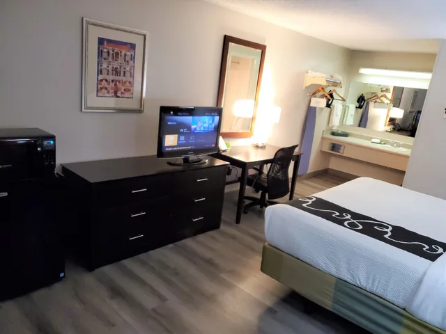 Room, King Bed, La Quinta Inn by Wyndham Tampa Near Busch Gardens 4/9