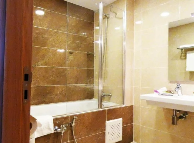 غرفة قياسية ثلاثية بسرير مزدوج وسرير فردي، Le Zenith Hotel Oran 6/8