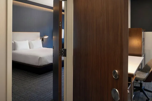 غرفة بسرير كينج مع أريكة لذوي الإعاقة، Courtyard By Marriot Sand City Monterey 5/6