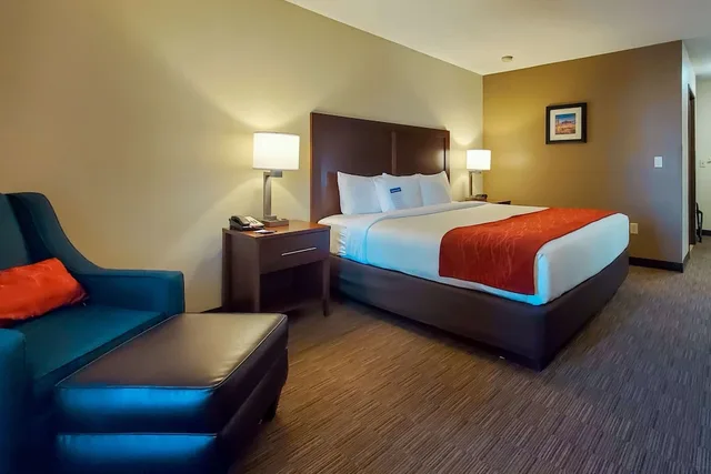 غرفة قياسية بسرير كينج لذوي الإعاقة، Comfort Inn & Suites Tempe Phoenix Sky Harbor Airport 2/5