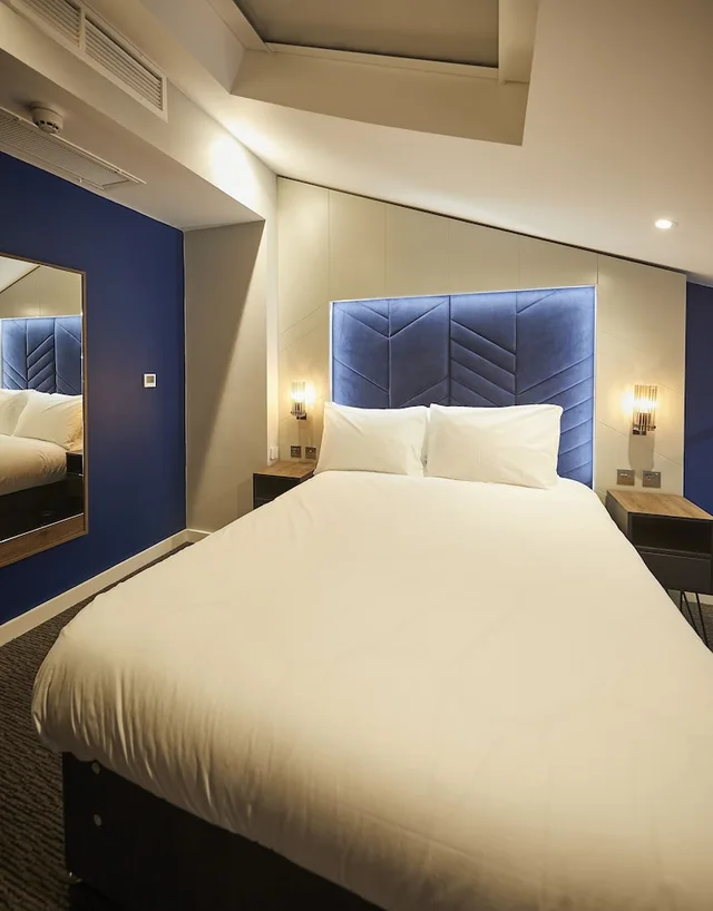 Loft, Suite, King Bed, with View, Roomzzz York City 1/2