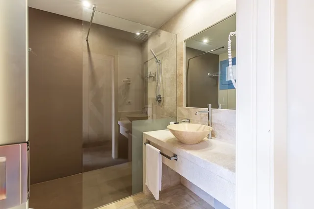 جناح بسرير كوين وسريرين منفصلين، Corte Bianca - Adults Only & Spa- Bovis Hotels 3/4