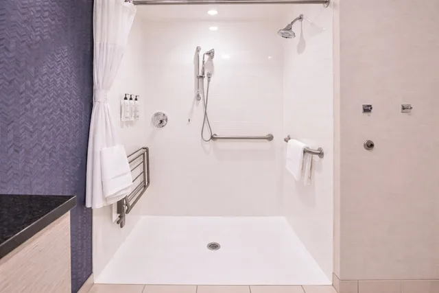 جناح بسرير كينج مع أريكة لذوي الإعاقة، Fairfield Inn Suites East Grand Forks 5/6