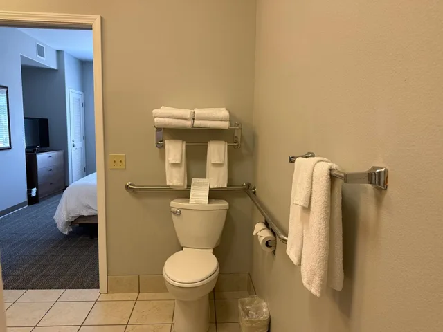 جناح استوديو بسرير كينج بحوض استحمام لذوي الإعاقة، STAYBRIDGE SUITES ROCKFORD 3/3