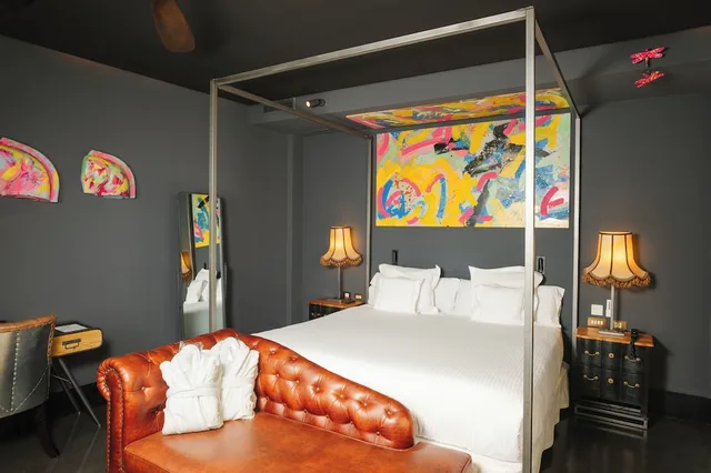 Petite, Penthouse, King Bed، Hotel Lobby Room 6/7