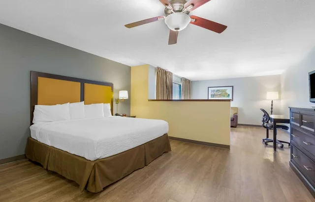 غرفة عصرية بسرير كوين بمطبخ للمدخنين، Studio6 Extended Stay Fishkill Westage Center NY 4/10
