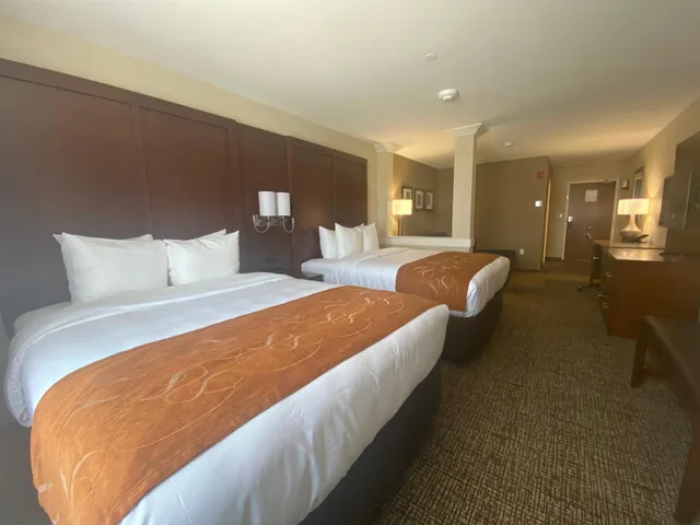 غرفة بسريرين كوين مع أريكة لذوي الإعاقة، Comfort Suites Midland West 2/5