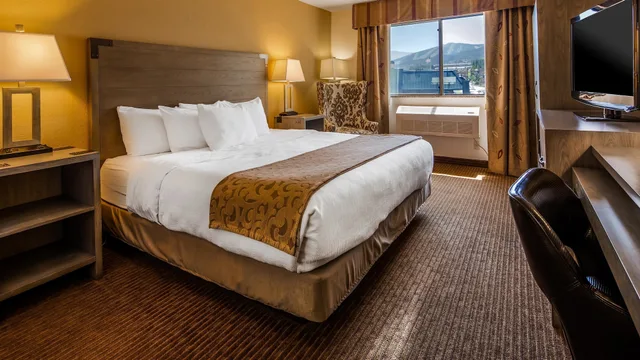 غرفة ديلوكس بسرير كينج بإطلالة على الجبل، Best Western Alpenglo Lodge 5/10