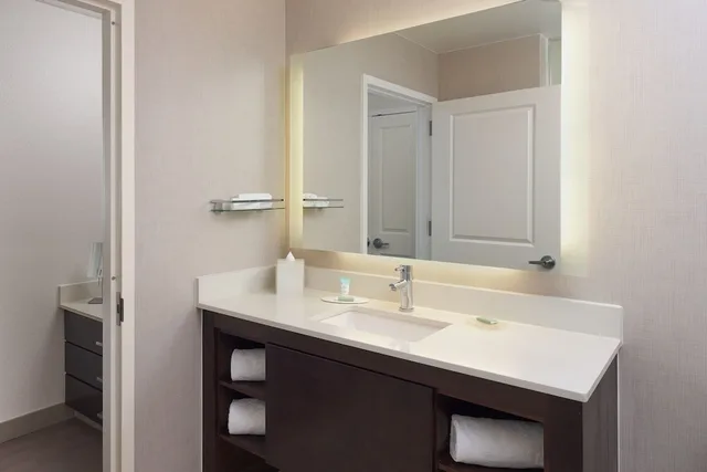 جناح بسريرين كوين بغرفة نوم واحدة مع أريكة، Residence Inn by Marriott West Palm Beach Downtown 5/5