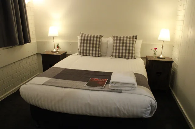غرفة بسرير كوين، PROM COUNTRY LODGE 1/1