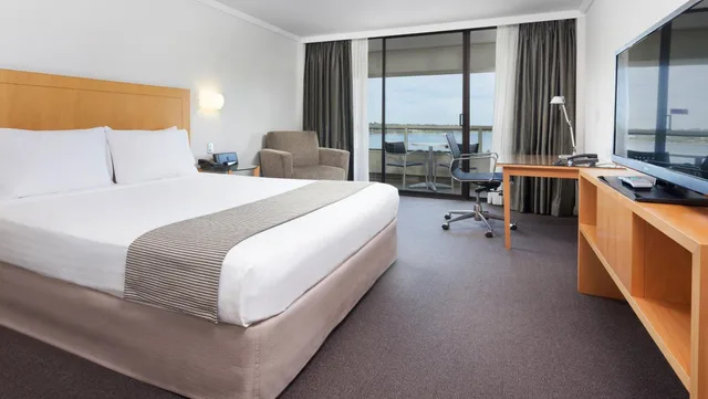 غرفة بريميوم بسرير كينج وسرير كوين بإطلالة على النهر بشرفة، Crowne Plaza Perth 1/10