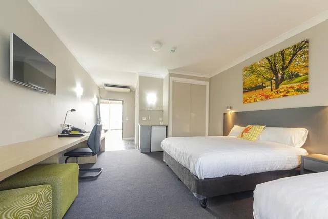 Retreat, Suite, King Bed, Balcony, Cowra Services Club Motel 4/5